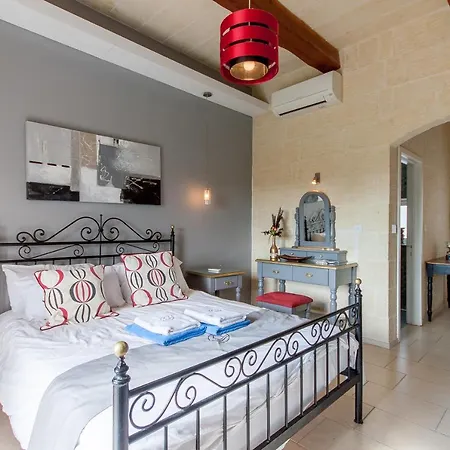 Twilight Gozitan With Pool - Happy Ghammar