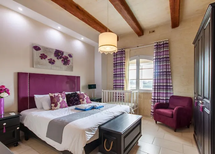 Twilight Gozitan With Pool - Happy Ghammar