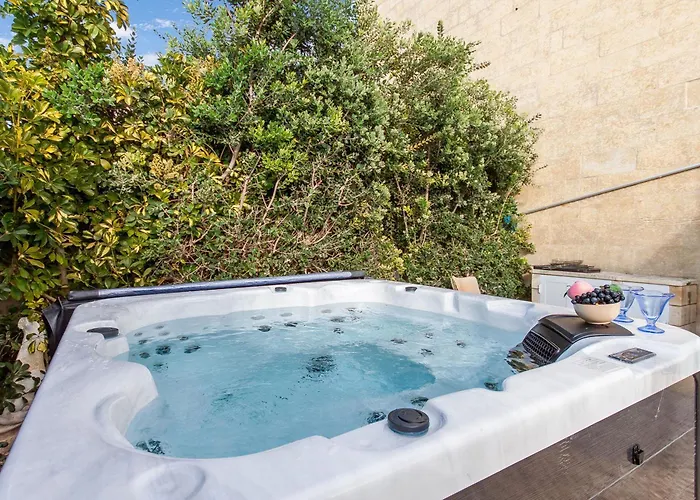 Twilight Gozitan With Pool - Happy Ghammar