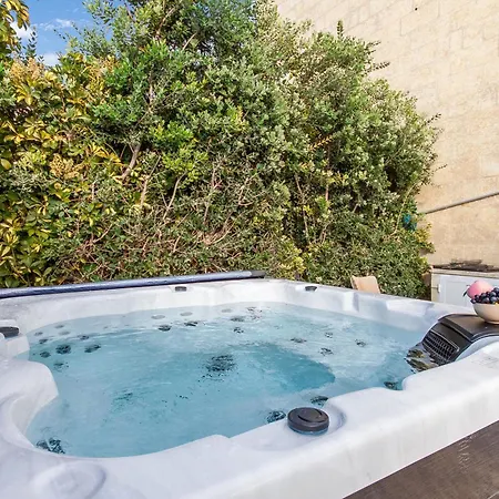 Twilight Gozitan With Pool - Happy Ghammar