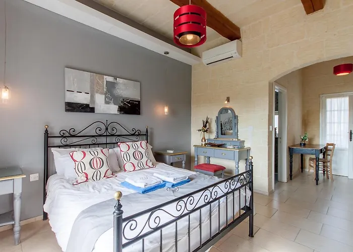 Twilight Gozitan With Pool - Happy Ghammar